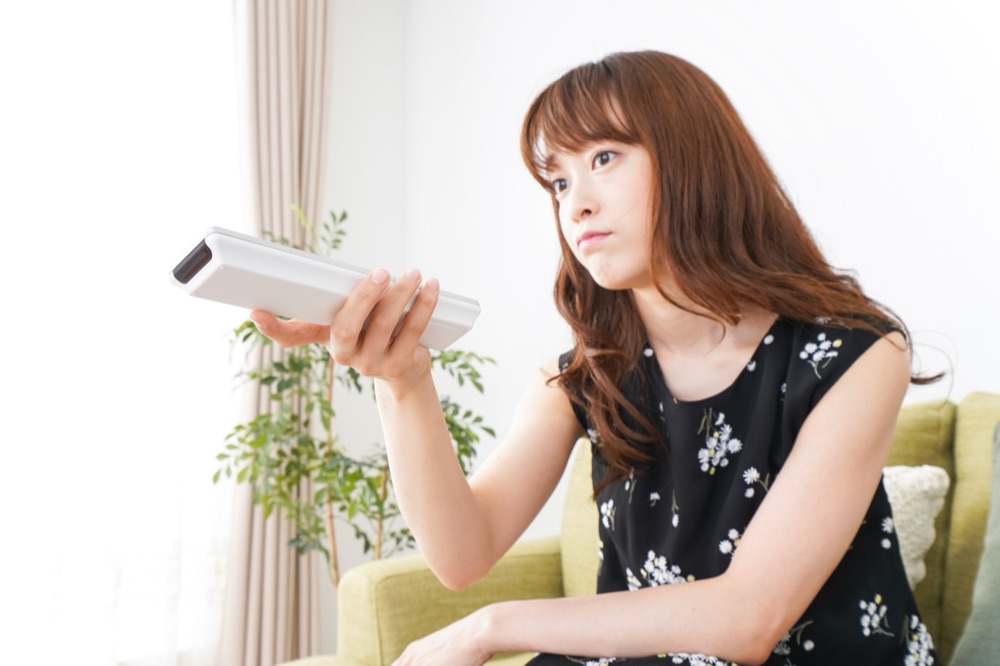 リモコンの型番を確認する様子