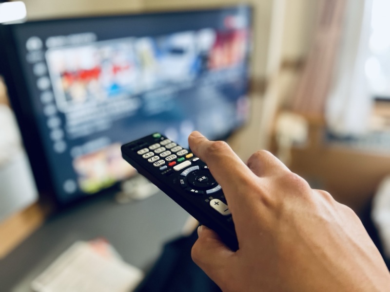 テレビのリモコンを操作する様子